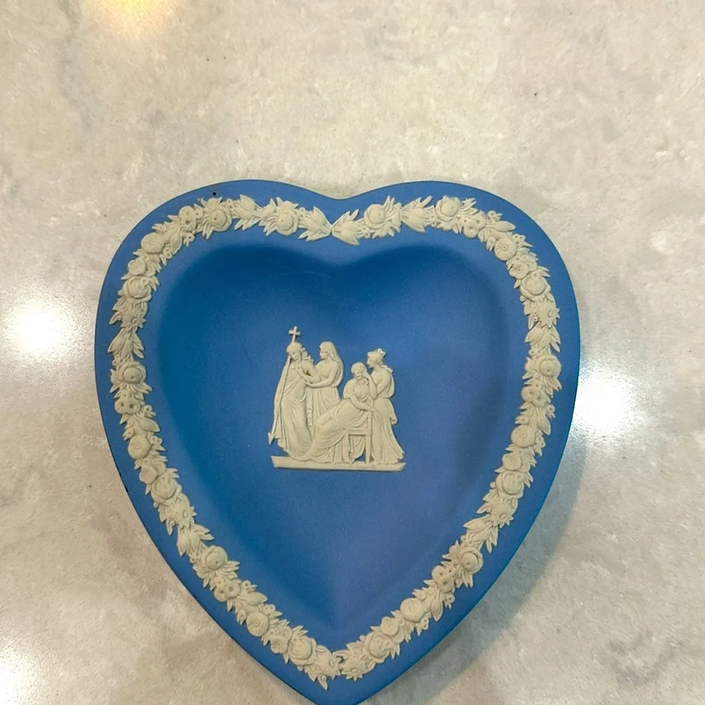 Wedgwood vintage jasperware cornflower blue heart dish. Classical design center - Picture 1 of 7